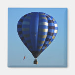 Magnet des Heißluftballons im Flug