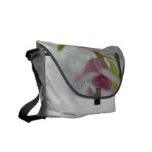 "Magnolienblüten" by mysteryella Kuriertasche