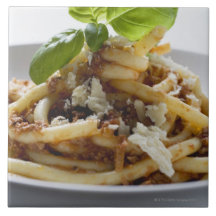 Makkaroni mit zerkleinern Soße und Käse Fliese