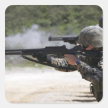 Marinesoldaten, die Schrotflinten abfeuern Aufkleber