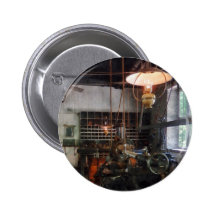 Maschinenwerkstatt mit Laterne Anstecknadelbutton
