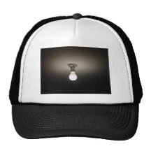 Mattierte Glühlampe im dunklen Raum Baseballcaps