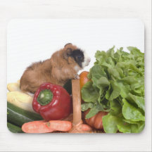 Meerschweinchen in einem Korb des Gemüses Mousepad