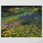 Mehrfarbiger Garten mit Rasenweg Individuelle Flyer