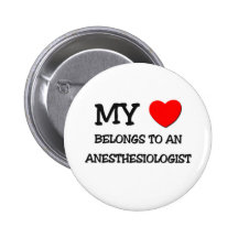 Mein Herz gehört einem ANÄSTHESIOLOGEN Anstecknadelbuttons
