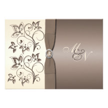 Mokka-und Elfenbein-Blumenmonogramm-Einladung