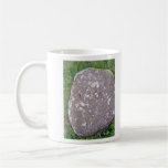 Moosiger Felsen auf einer grasartigen Landschaft Kaffee Tasse