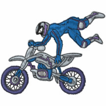 Motorrad, das gesticktes Hemd läuft