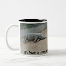 Müdes legendes Nashorn ist es ein langer Tag gewes Kaffee Tassen