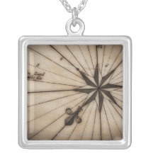Nah oben von der Wind-Rose auf antiker Karte Amuletten