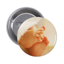 Niedliche Baby-Fuß-kleine Baby-Füße eingewickelte  Anstecknadelbuttons