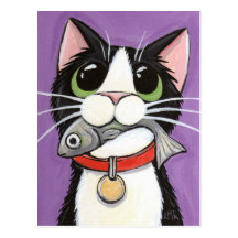 Niedliche Katze, die eine Fisch-Postkarte isst