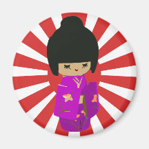 Niedliche rosa Kokeshi Puppe auf steigender Sonne Kühlschrankmagnet