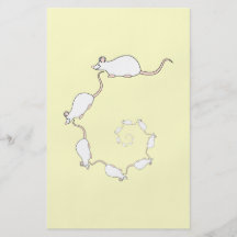 Niedliche weiße Mäusespirale. Mäuse, auf Creme Personalisierte Flyer