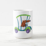 Niedlicher kleiner Typ im niedlichen Auto Kaffee Haferl