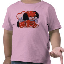 Niedlicher Valentine-Welpe mit Herz-T-Shirt für Ki