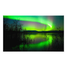 Nordlichter widergespiegelt auf See Fotografie