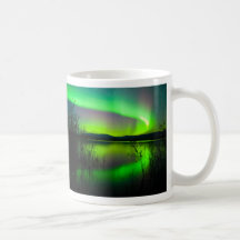 Nordlichter widergespiegelt auf See Kaffee Haferl