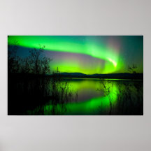 Nordlichter widergespiegelt auf See Plakate