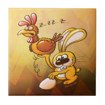 Osterhase, der ein Ei von einer Henne stiehlt Fliesen