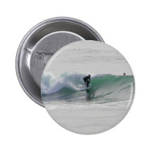 Ozean-Wellen, die Surfer surfen Anstecknadelbutton
