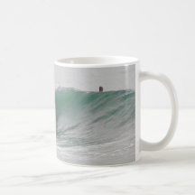 Ozean-Wellen, die Surfer surfen Kaffeehaferl