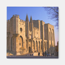 Palace des Papstes in Avignon mit Leuten Magnete