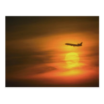 Passagierflugzeug am Sonnenuntergang, auf Weg nach Postkarten