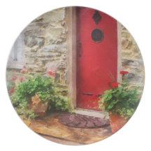 Pelargonien durch rote Tür Flache Teller