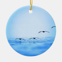 Pelikane, die über Ozean fliegen Weihnachtsbaum Ornamente