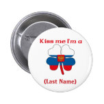 Personalisiert küssen Sie mich, den ich russischer Anstecknadelbuttons
