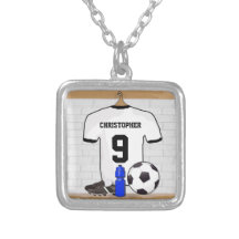 Personalisierter weißer und schwarzer Fußballfußba Amuletten