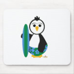 Pinguin, der Brandungs-Brett hält Mousepad