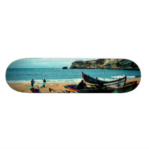 Portugal-Küste IV - bunte Boote auf dem Strand Skate Board