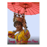 POSTKARTE - Mädchen im traditionellen Kleid postkarten