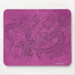 Prägeartiger Drache auf rosa lederner Beschaffenhe Mousepads