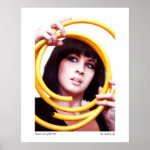 Rach-7858, Rachel mit gelbem Schlauch, Lee Vanderg Plakate