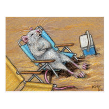 Ratte, die auf Strand-Postkarte sich entspannt