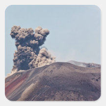 Rauch, der vom aktiven Vulkan Anak Krakatau entgeh Quadrataufkleber