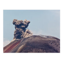 Rauch, der vom aktiven Vulkan Anak Krakatau entgeh Postkarten