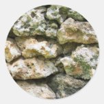 Raue Felsenwand mit Moosgewohnheitshintergrund Sticker