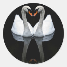 Reflexionen der Liebe, Herz-Form, weiße Schwäne Runder Sticker