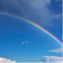 Regenbogen in einem blauen Himmel Ausschnitt