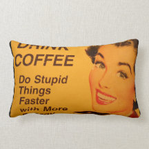 Retro grafischer Getränk-Kaffee tun dumme Sachen s Kissen
