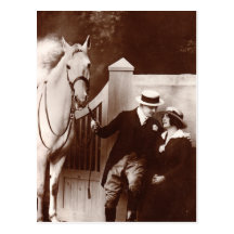 Romantische Paare mit grauem Pferd Postkarte