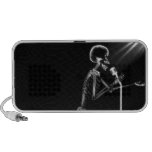 RÖNTGENBLICK-SKELETON GESANG AUF RETRO MIC - B&W NOTEBOOK SPEAKER