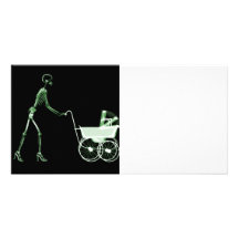 RÖNTGENSTRAHL-SKELETON FRAU U. KINDERWAGEN - GRÜN PHOTO GRUßKARTE