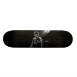 RÖNTGENSTRAHL-SKELETON GESANG AUF RETRO MIC - B&W SKATEBOARD BRETTER