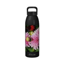 Rosa Dahlie-Blume auf Schwarzem trinkflaschen