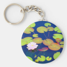 Rosa Lotos-Blume, die mit Lilienauflagen auf Teich Schlüsselanhänger